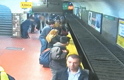 Người phụ nữ suýt chết vì vô tình bị đẩy ngã vào đường ray tàu