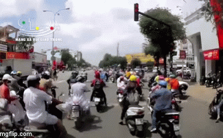 Xe tải "lu" loạt xe máy đang dừng chờ đèn đỏ