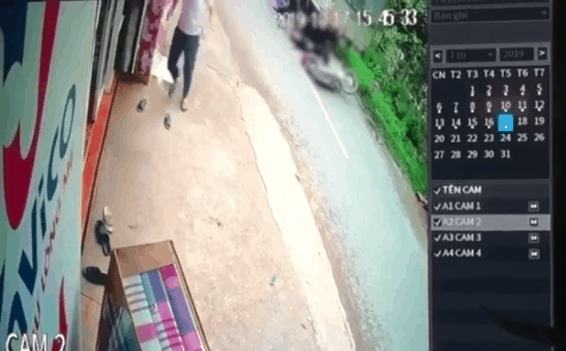 Xe tải lùi đột ngột cán phải 2 bà cháu