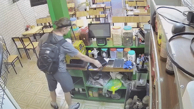 "Tây balo" vào quầy tính tiền trộm túi của chủ quán
