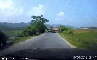 Tránh xe tải, xe ben lao thẳng xuống ruộng