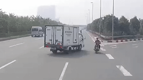 Vào cua ẩu, tài xế xe tải suýt đoạt mạng người đi xe máy