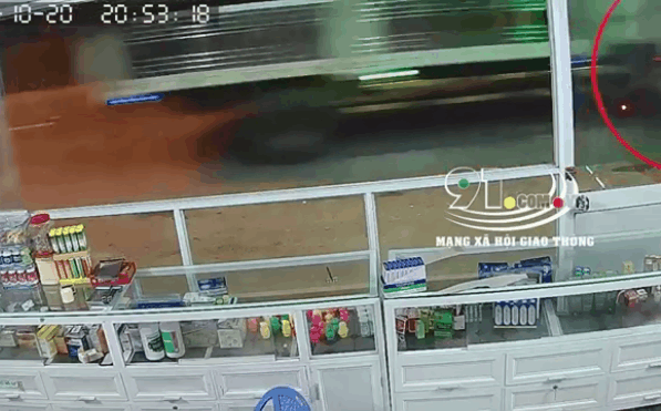 Xe máy rúc đuôi xe tải phanh gấp trong đêm