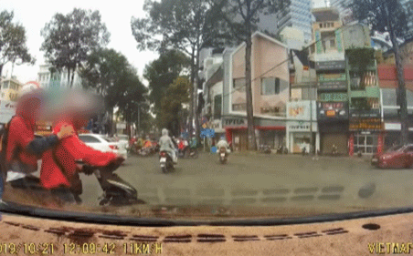 Tài xế xe ôm cầm gậy 3 khúc "dằn mặt" ô tô