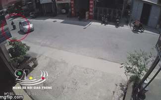 Ô tô bẻ lái, xe máy lao thẳng vào ghế đá bên đường