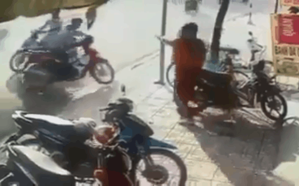Người đi đường lao thẳng xe máy vào tên trộm đang bỏ chạy