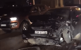 Hiện trường vụ tai nạn liên hoàn trên cầu Vĩnh Tuy, 2 xe nát đầu, 1 xe lật ngửa