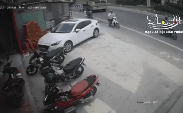 Xe tải nổ lốp văng trúng công nhân làm việc trong nhà