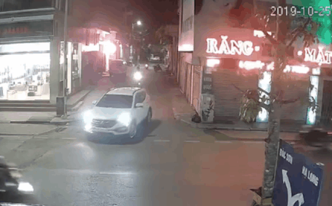 Nam thanh niên ôm ngực sau va chạm với ô tô