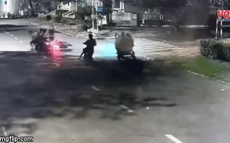 Giật túi xách bất thành, nhóm cướp quay lại cướp xe máy