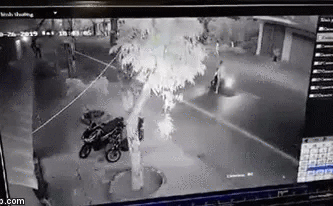 Ô tô tông 2 bố con dừng lại giữa đường