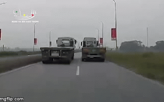 Tài xế container phanh "cháy lốp" tránh phụ nữ đạp xe sang đường