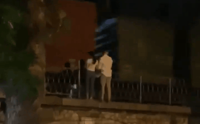 Cặp đôi đu bám rào chắn bất chấp đoàn tàu lao nhanh trước mặt