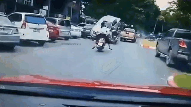 Dép kẹt vào chân phanh, xe bán tải húc bay nhóm học sinh đi xe máy
