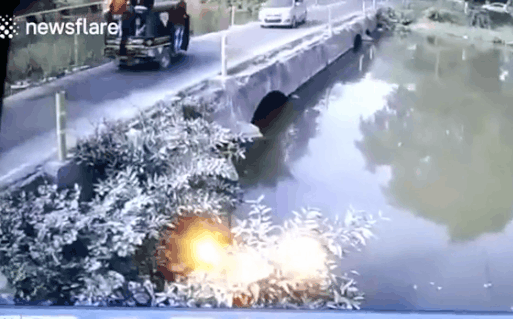 Va chạm xe 3 bánh, ô tô lao thẳng xuống hồ