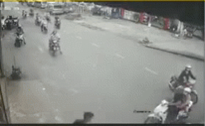 Tên cướp phi xe ngược chiều để thoát thân