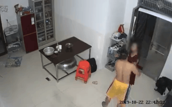 Chồng đánh vợ bất tỉnh, kéo lê ra cửa