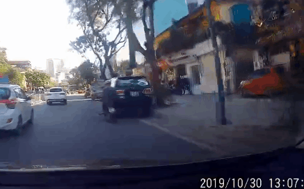 Mải nghe điện thoại, người đàn ông ngã trước mũi xe ô tô