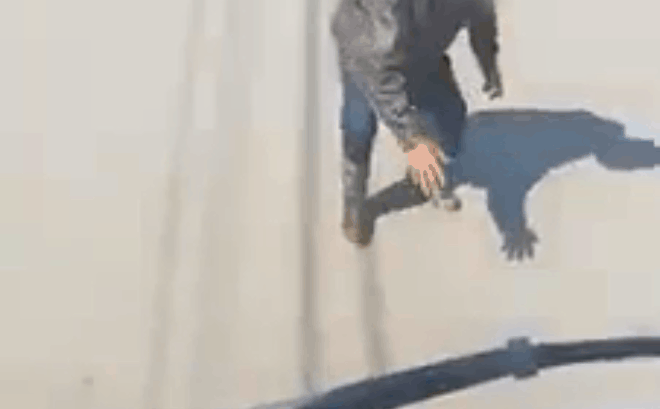 Người đàn ông bất ngờ nằm giữa đường chắn xe tải