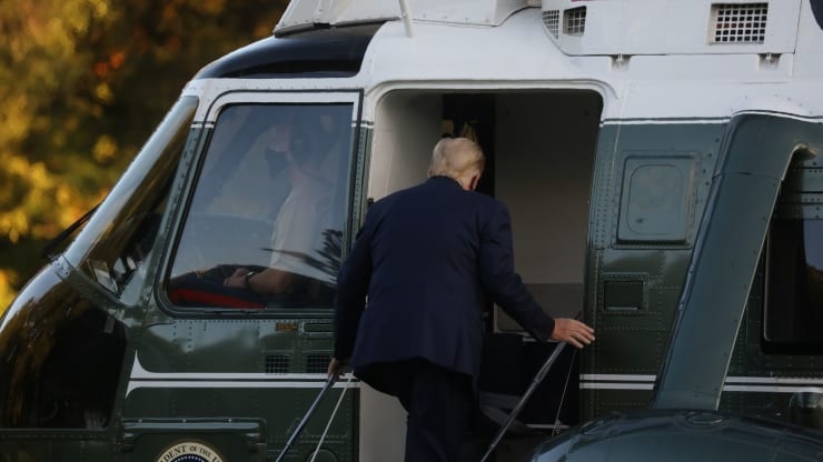 Tổng thống Trump được trực thăng Marine One đưa tới Trung tâm Y tế Quân sự Quốc gia Walter Reed ở Bethesda, bang Maryland. Ảnh: Reuters.