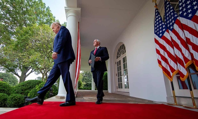 Tổng thống Donald Trump và Phó tổng thống Mike Pence bước đi sau sự kiện cập nhật cho người dân Mỹ về chiến lược xét nghiệm virus corona tại Vườn Hồng của Nhà Trắng ngày 28/9. Ảnh: Getty.