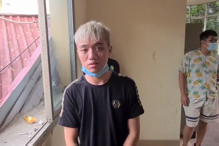 Khởi tố, bắt tạm giam nhóm đối tượng mang dao "diễu phố"