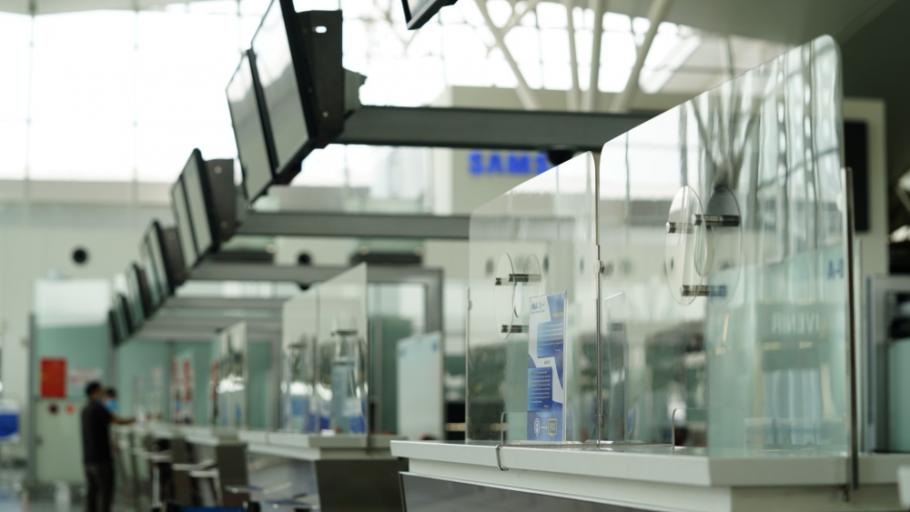 Cảng Hàng không Quốc tế Nội Bài lắp đặt thêm màn chắn tại cửa phục vụ hành khách