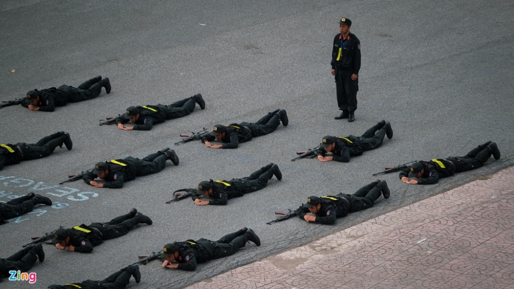 Cảnh sát đặc nhiệm luyện tập bảo vệ Đại hội Đảng