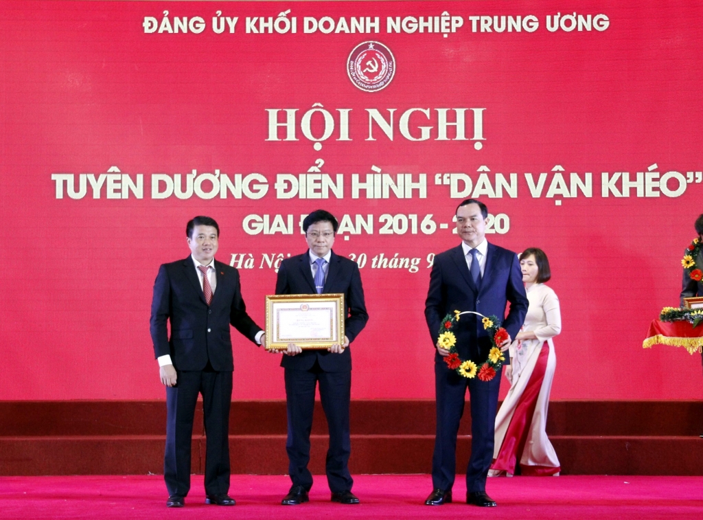 ồng chí Phó Bí thư Trần Đức Sơn nhận khen thưởng Đảng bộ PV GAS do Đảng ủy Khối Doanh nghiệp Trung ương trao tặng