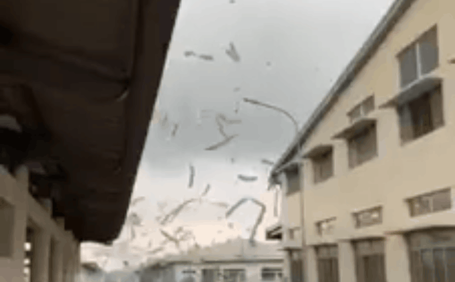 Lốc xoáy thổi bay mái nhà xưởng 10.000 m2