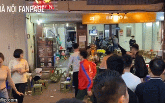 nhom thanh nien hon chien tren pho ha noi