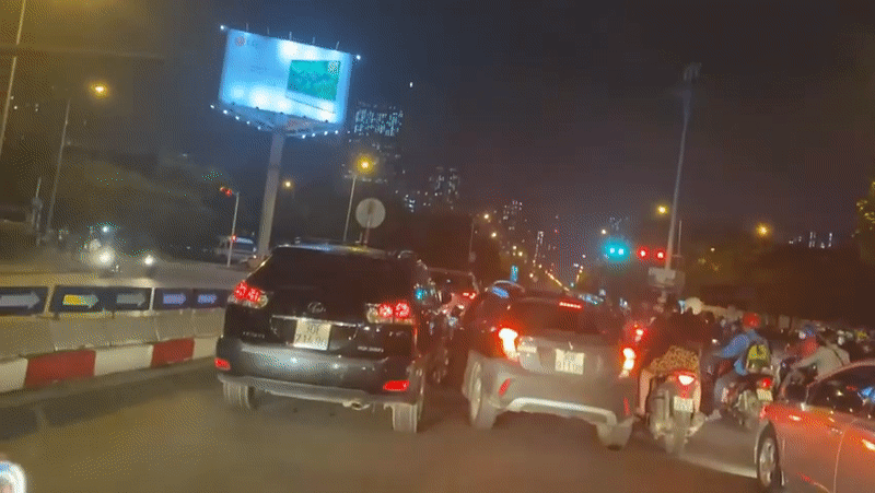 Ô tô Vinfast và Lexus rượt đuổi nhau như phim trên phố Hà Nội