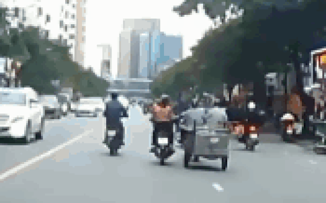 Xe tự chế kéo lê cặp đôi đi xe máy trên phố rồi bỏ chạy