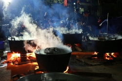 nguoi dan ha noi trang dem nau banh chung gui dong bao mien trung