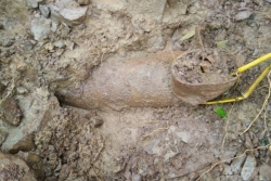 Phát hiện 3 quả bom chưa nổ nổi lên sau khi lũ rút ở Quảng Trị