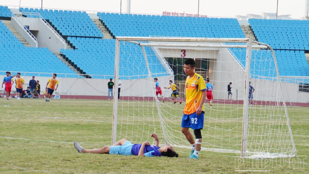 Thủ môn báo Nông nghiệp Việt Nam đã phải 6 lần vào lưới nhặt bóng trong trận gặp báo Tuổi trẻ Thủ đô