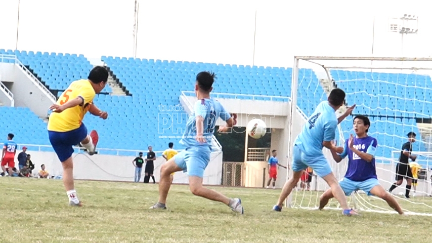 Đội trưởng Lê Doãn Hưng (số 5) ghi bàn mở màn cho đội bóng báo Tuổi trẻ Thủ đô