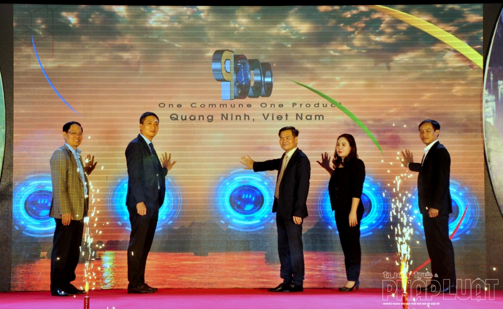 Đại diện lãnh đạo tỉnh Quảng Ninh thực hiện nghi lễ nhấn nút khai mạc chương trình Tuần lễ giới thiệu sản phẩm OCOP và sản phẩm thủy sản Quảng Ninh tại BigC Thăng Long
