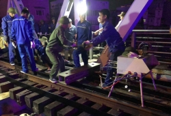 Tàu thủy va chạm gây hư hại cầu đường sắt Tam Bạc