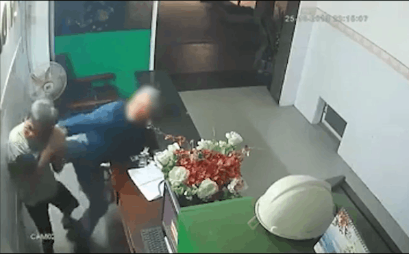 Người đàn ông tấn công nhân viên lễ tân nhà nghỉ