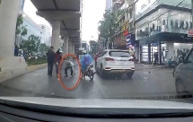 Hai người đàn ông lao tới nhặt tiền rồi bỏ đi