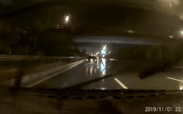 Người đàn ông trượt ngã trước mũi ô tô khi băng qua đường trời mưa