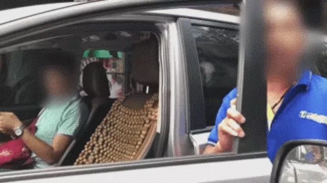 Tài xế lao xuống dọa nạt vì bị nhắc đi ngược chiều