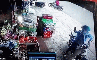 Thùng container văng với tốc độ kinh hoàng, người phụ nữ may mắn thoát nạn