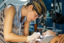 Cô gái Pháp đến Sài Gòn làm thợ xăm