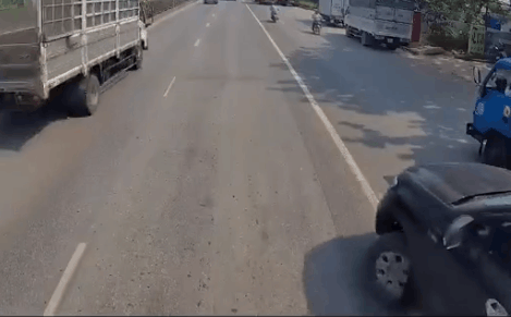 Tài xế xe bán tải chặn đường, chửi mắng lái xe container