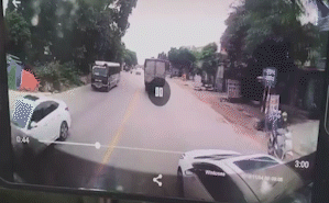 Ô tô con tạt đầu xe tải gây va chạm