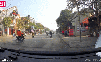 Xe máy tông hai bà cháu văng xuống đường