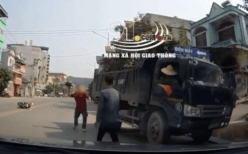 May mắn thoát nạn, người đàn ông đòi "xử" tài xế xe ben