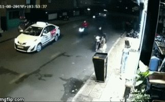 Tên cướp giật túi xách, kéo ngã văng cô gái xuống đường